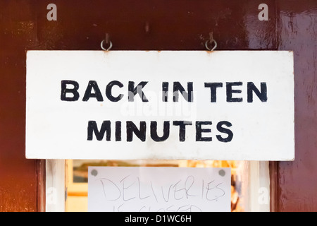 Torna in dieci minuti cartello sulla porta di un temporaneamente chiuso shop Foto Stock