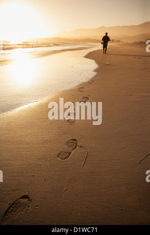 Pesca a mosca per pesce persico nel surf in spiaggia di Padaro, Carpinteria, California, Stati Uniti d'America Foto Stock