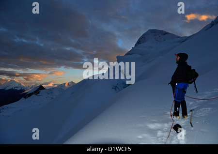 Un gruppo di alpinismo scaling Vallunaraju picco nella Cordillera Blanca, nel nord del Perù Foto Stock