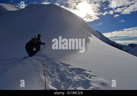 Un gruppo di alpinismo scaling Vallunaraju picco nella Cordillera Blanca, nel nord del Perù Foto Stock