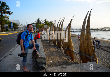 Caballito canoe lungo la ben nota spiaggia di surf in Huanchaco, Perù Foto Stock