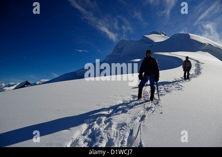 Un gruppo di alpinismo scaling Vallunaraju picco nella Cordillera Blanca, nel nord del Perù Foto Stock