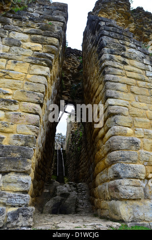 L'ingresso alla drammatica mountaintop Quelap fortezza nel nord del Perù, costruita da Chachapoyas persone. Foto Stock