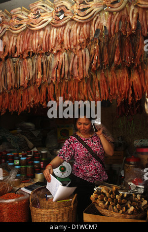 Pesci secchi in stallo il Mercato Vecchio, Siem Reap. Foto Stock