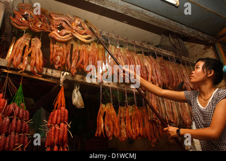 Pesci secchi in stallo il Mercato Vecchio, Siem Reap. Foto Stock