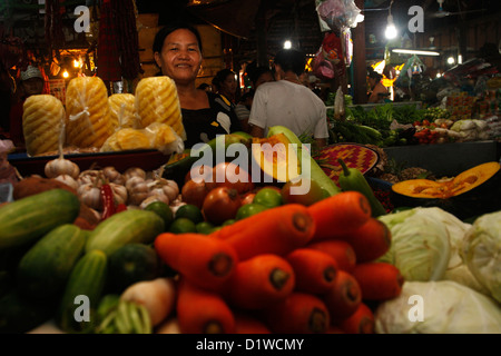 Vegetali in stallo il Mercato Vecchio, Siem Reap. Foto Stock