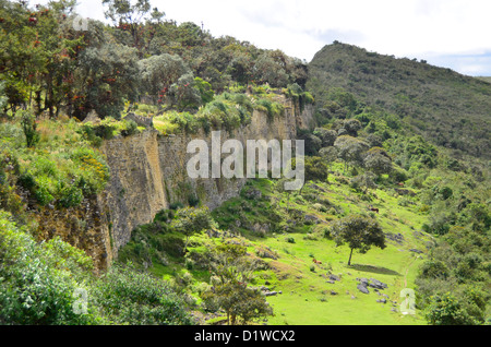 Le rovine della massiccia fortezza Quelap nel nord del Perù - costruito da Chachapoyas persone. Foto Stock