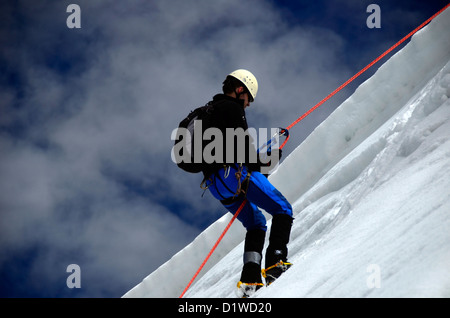 Un gruppo di alpinismo scaling Vallunaraju picco nella Cordillera Blanca, nel nord del Perù Foto Stock