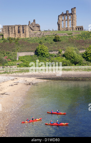 Kayakers nella parte anteriore del Priorato di Tynemouth sulla costa del nord-est dell' Inghilterra - una volta che una delle più grandi aree fortificate in Inghilterra. Foto Stock