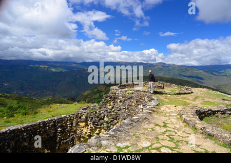 Le rovine della massiccia fortezza Quelap nel nord del Perù - costruito da Chachapoyas persone. Foto Stock