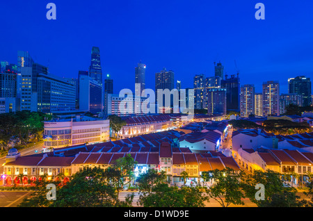 Chinatown con Singapore finanacial del distretto in background Foto Stock