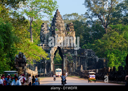 Porta sud del Bayon, Ankor Wat, in Cambogia con turisti Foto Stock