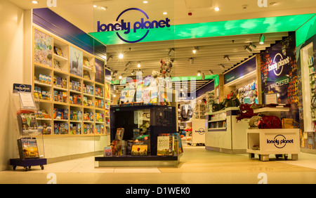 Lonely Planet shop all'aeroporto di Manchester, Inghilterra, Regno Unito Foto Stock