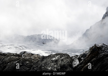 Una vista verso il picco Chacraraju da Laguna 69 nella Cordillera Blanca in Perù. Classic andina modello di scanalatura di neve. Foto Stock
