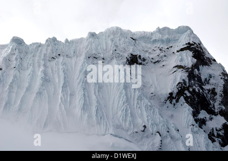 Una vista verso il picco Chacraraju da Laguna 69 nella Cordillera Blanca in Perù. Classic andina modello di scanalatura di neve. Foto Stock