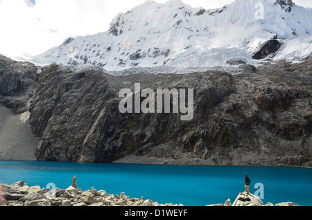 Una vista verso il picco Chacraraju da Laguna 69 nella Cordillera Blanca in Perù. Classic andina modello di scanalatura di neve. Foto Stock