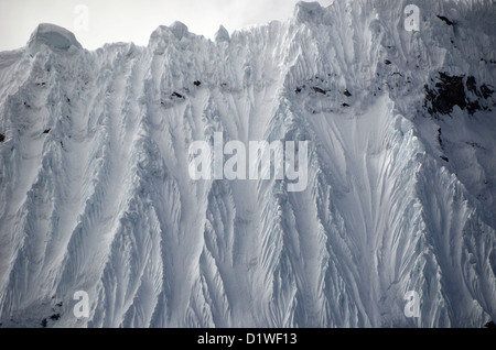 Una vista verso il picco Chacraraju da Laguna 69 nella Cordillera Blanca in Perù. Classic andina modello di scanalatura di neve. Foto Stock