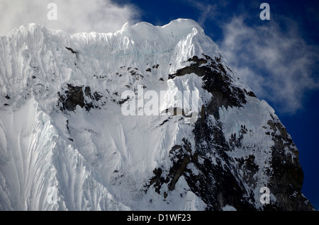 Una vista verso il picco Chacraraju da Laguna 69 nella Cordillera Blanca in Perù. Classic andina modello di scanalatura di neve. Foto Stock