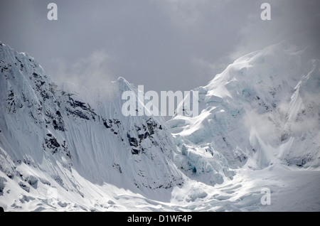 Una vista verso il picco Chacraraju da Laguna 69 nella Cordillera Blanca in Perù. Classic andina modello di scanalatura di neve. Foto Stock