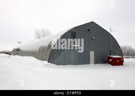 Moderna capanna quonset utilizzata come storage dimenticare in Saskatchewan in Canada Foto Stock