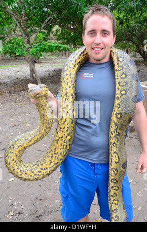 Tourist contiene una grande anaconda intorno al suo collo ad un animale ferito orfanotrofio di Iquitos, fiume del Amazon, Perù Foto Stock