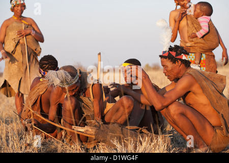 I Boscimani san comunità Botswana Africa tribù selvatica Foto Stock