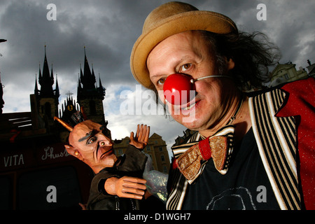 Il Clown e il diavolo, Festival del teatro di strada Prague Old Town Square, Repubblica Ceca Foto Stock