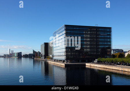 Porto di Copenaghen, il mutuo-istituto di credito bancario e di edificio NYKREDIT riflettendo il Danhostel dalla facciata in vetro. Foto Stock