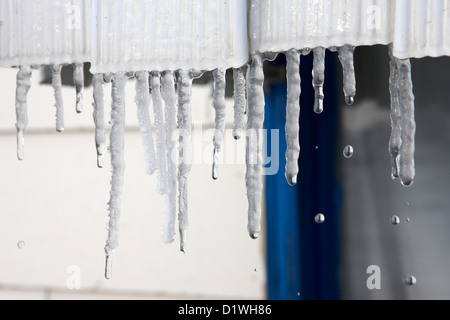 Gocciolamento di acqua da ghiaccioli su una casa la fusione in sole dimenticare in Saskatchewan in Canada Foto Stock