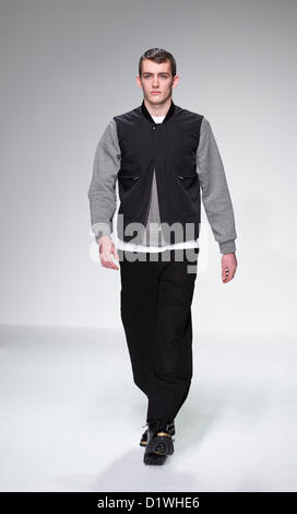 Lunedì 7 Gennaio 2013. Londra, Regno Unito. Designer Lou Dalton dell'Autunno/Inverno 2013 sfilata collezione a Londra collezioni: uomini. Menswear eventi moda di Londra, Regno Unito. Photo credit: CatwalkFashion/Alamy Live News Foto Stock