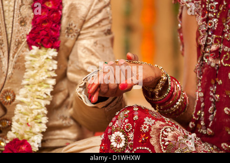 Close-up di groom holding spose in mano Foto Stock