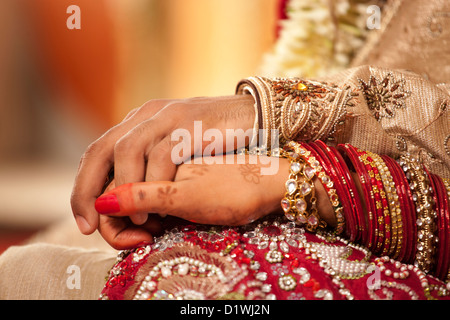 Close-up di groom holding spose in mano Foto Stock