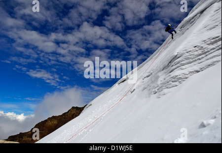 Un gruppo di alpinismo scaling Vallunaraju picco nella Cordillera Blanca, nel nord del Perù Foto Stock
