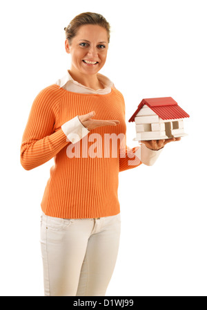 Agente immobiliare azienda piccola casa isolata su bianco Foto Stock