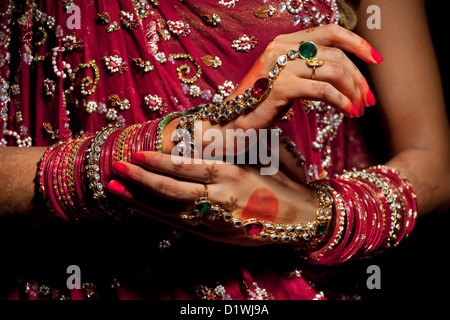 Close-up di jewelery sulle mani di sposa indiana Foto Stock