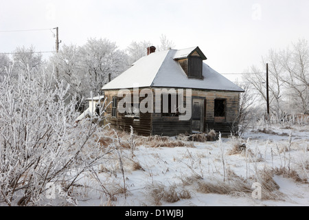 Abbandonati in legno vuota casa tradizionale nel villaggio rurale di dimenticare Saskatchewan Canada Foto Stock