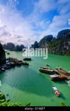 Giunche da sulla baia di Halong, Vietnam Foto Stock