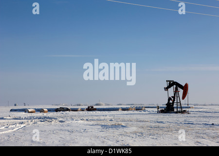 Coperta di neve prairie agricolo di terreni agricoli con pumpjacks oilfield inverno dimenticare Saskatchewan Canada Foto Stock