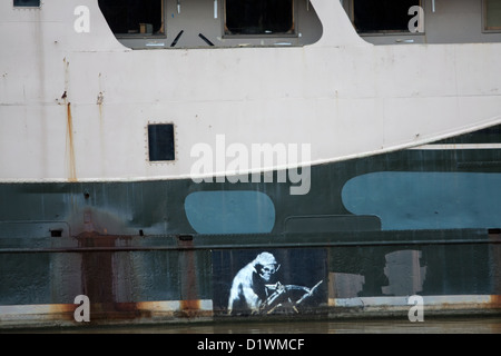 Banksy artwork noto come Grim Reaper o la silenziosa Highwayman sul lato del Thekla che è un club di flottante in Bristol Foto Stock