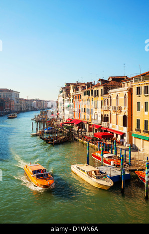 Vista del Canal Grande dal ponte di Rialto di Venezia, Italia. Esso costituisce uno dei principali acqua corridoi di traffico nella città. Foto Stock