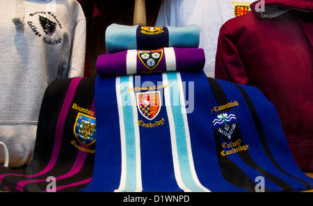Università di Cambridge sciarpa sciarpe e Università Abbigliamento Foto Stock