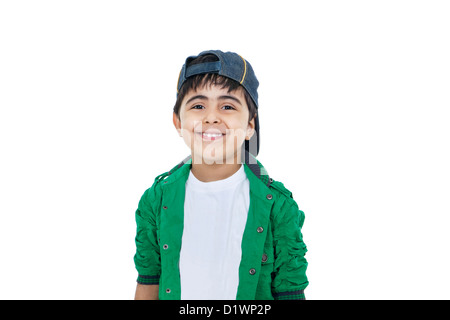 Ritratto di ragazzo sorridente guardando la fotocamera Foto Stock