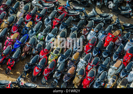 Scooters parcheggiato nel grande parcheggio nel distretto 1, Ho Chi Minh City, Vietnam Foto Stock