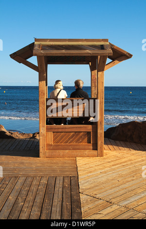 Panca in legno su Leocadio Machado spiaggia di El Medano comune. Isole Canarie. Foto Stock