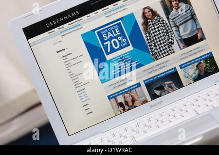 UK, Gennaio 7th, 2013. Il sito online del rivenditore inglese Debenhams è mostrato di essere visualizzati su uno schermo portatile il giorno prima che la società annuncia il suo Natale dichiarazione di trading. Foto Stock