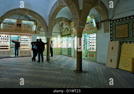 La Tunisia, Tunisi, persone in oreficeria area del souk Foto Stock