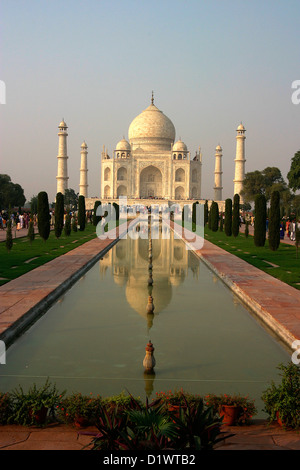 Vista del Taj Mahal si riflette nella piscina Lotus a Agra, India. Foto Stock