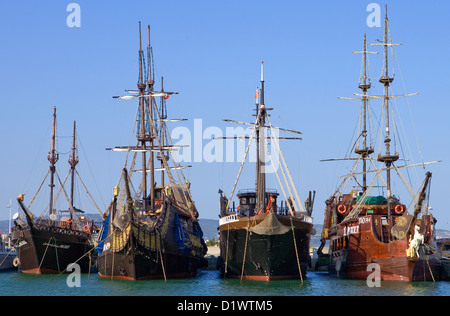 Tunisia Hammamet, vecchi galeoni in mare zona turistica di Yasmine Foto Stock