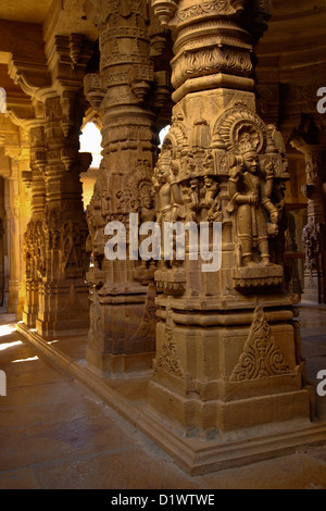 Sculture intricate di tirthankaras decorano le colonne all'interno di un tempio Jain in Jaisalmer, Rajasthan, India. Foto Stock