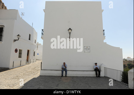 Due anziani signori spagnoli godendo il paralume in Vejer de la Frontera, Andalusia, Spagna Foto Stock